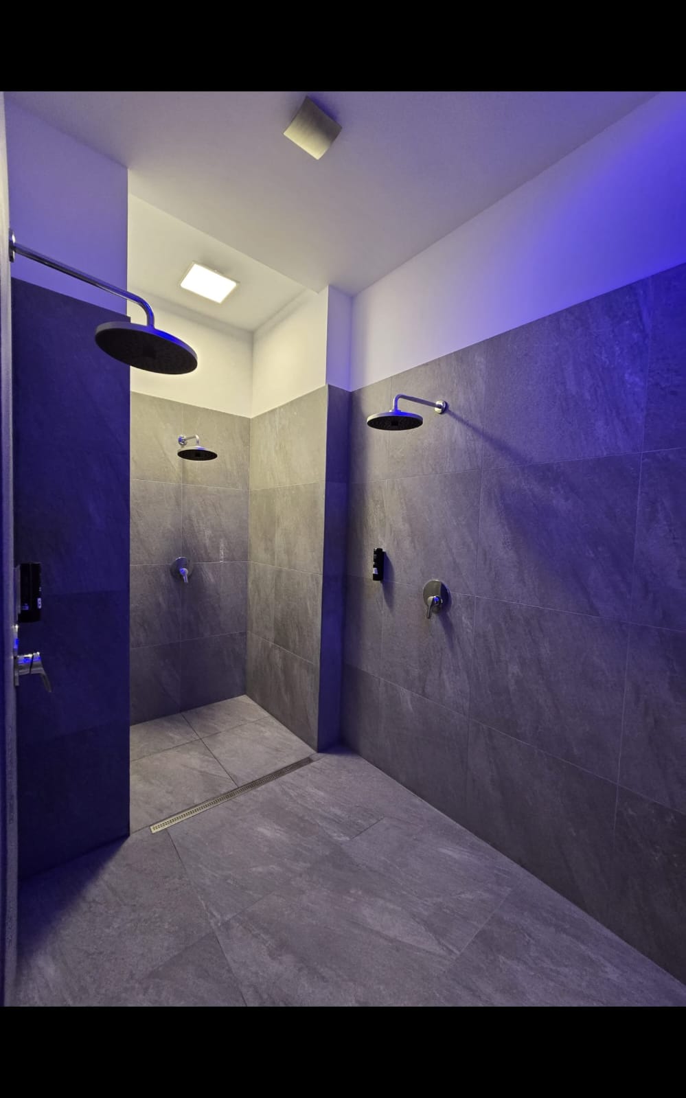 Hochwertig gestaltetes Badezimmer