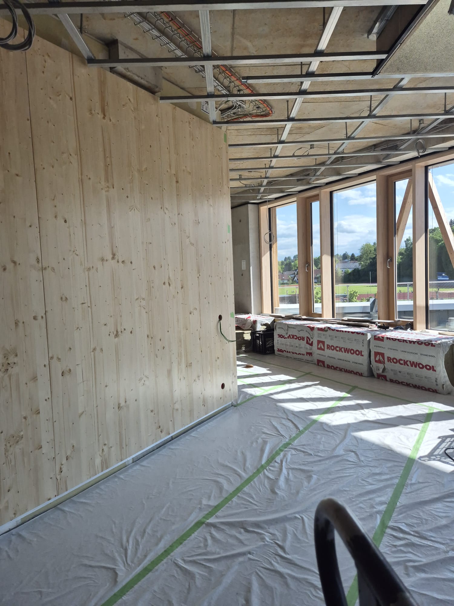 Holzkonstruktion in einem Schulgebäude
